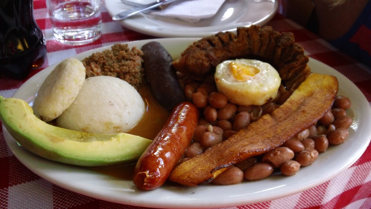 BEST of Colombia food : Bandeja Paisa ! - Bonvoyageurs